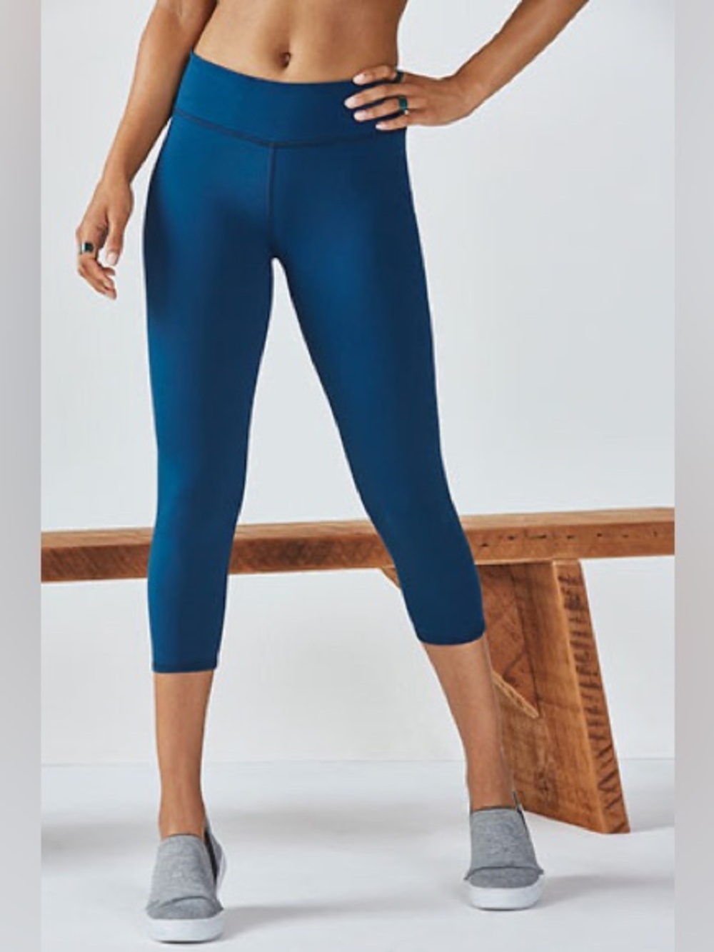 Fabletics Define PowerHold Mid Rise Capri in Peacock Blue Size Medium $49.95